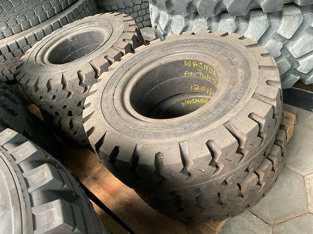 Watts tyre & rubber co heftruck band (4x) - afbeelding 1 van  3