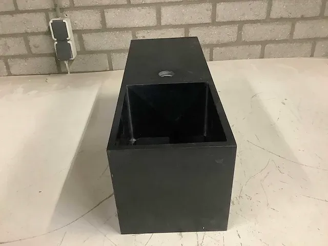 Wb - 36.4083 julia. - fontein solid surface met nis - afbeelding 3 van  4