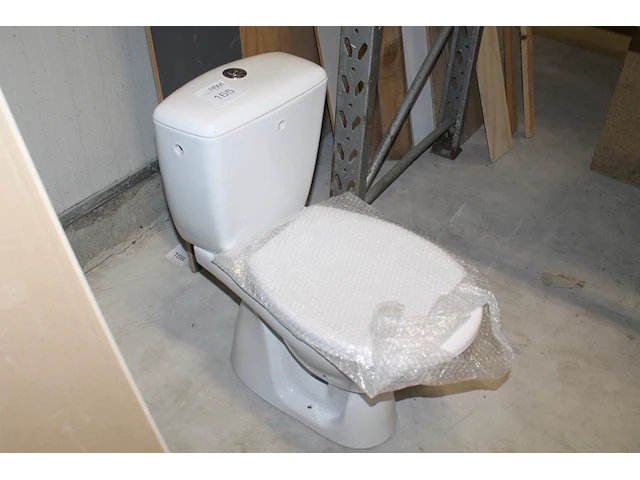 Wc-pot met spoelreservoir en wc-bril. - afbeelding 1 van  2