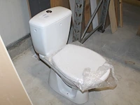 Wc-pot met spoelreservoir en wc-bril. - afbeelding 1 van  2