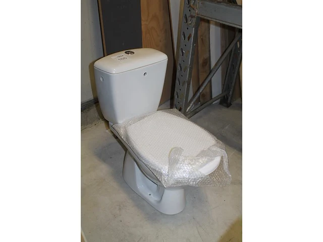 Wc-pot met spoelreservoir en wc-bril. - afbeelding 2 van  2