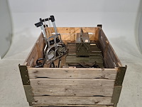 Weegschaal, gereedschap en steekwagen