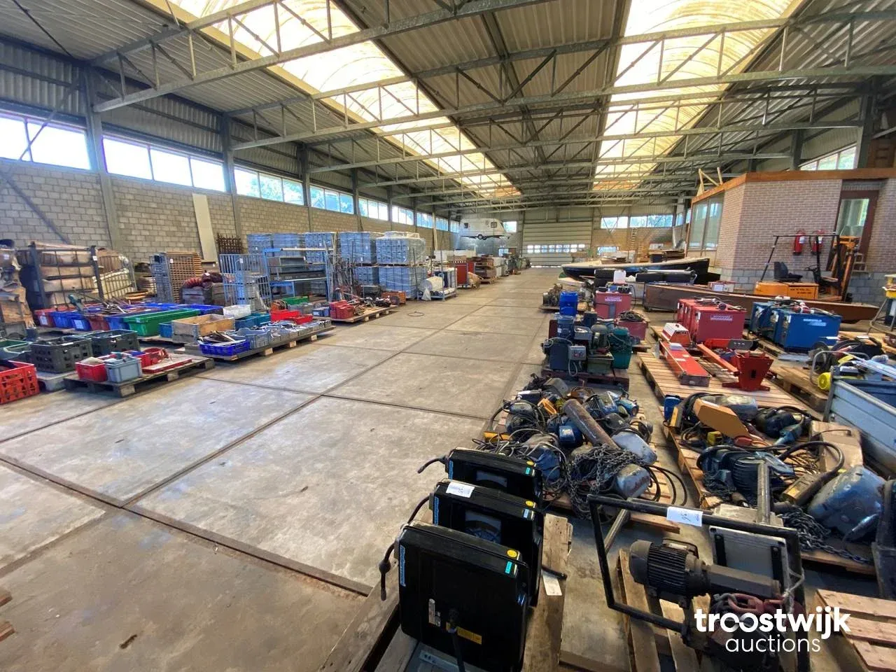Wegens bedrijfsbeëindiging, houtbewerkingsmachines, containers, vorkheftruck