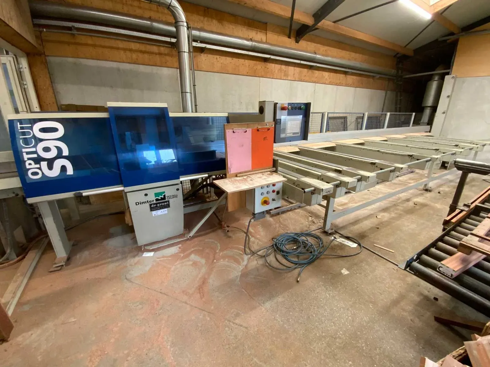 Wegens bedrijfsbeeindiging, houtbewerkingsmachines, materialen en gereedschappen