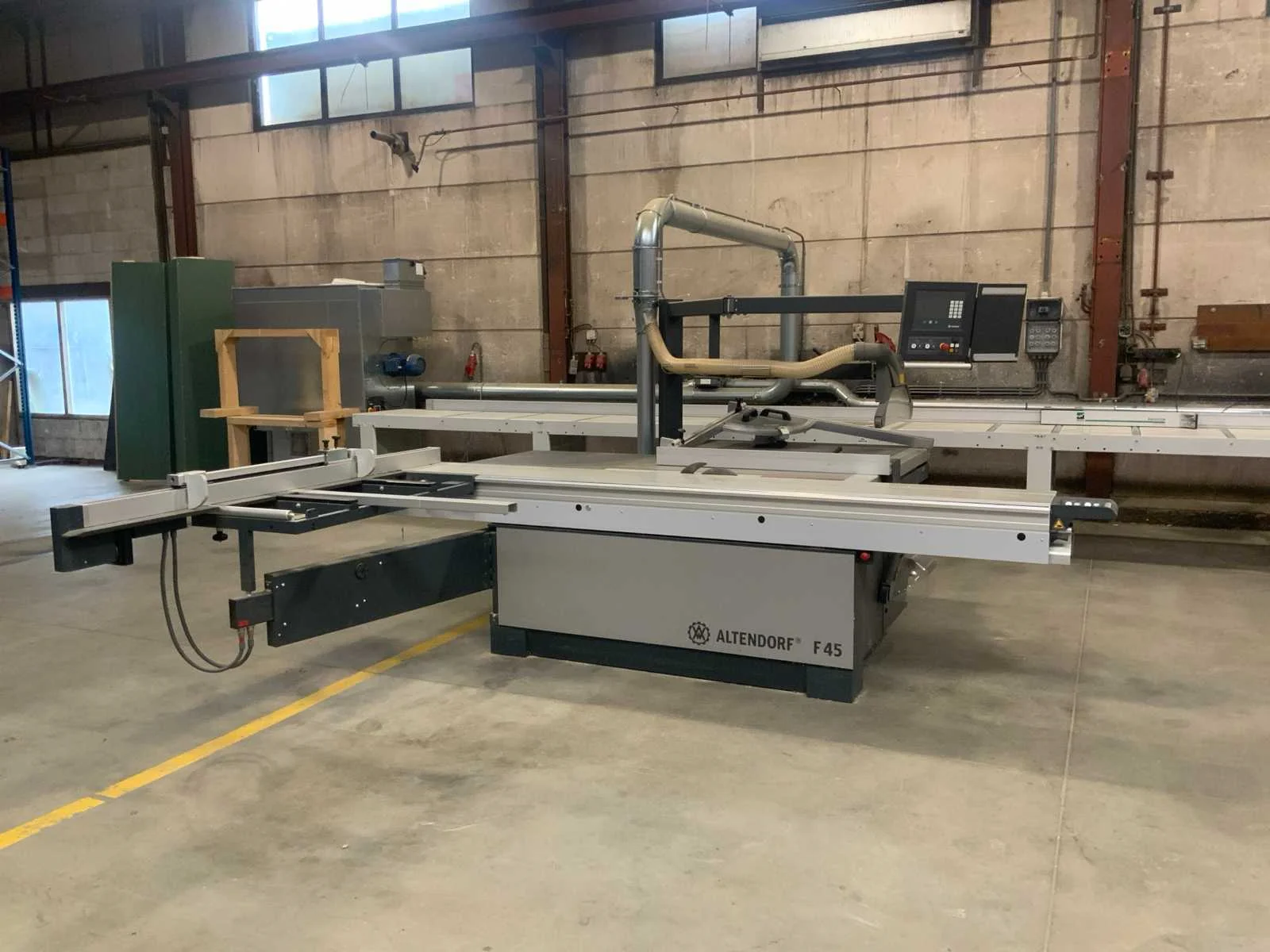 Wegens bedrijfsbeeindiging, houtbewerkingsmachines, sanitair en gereedschappen