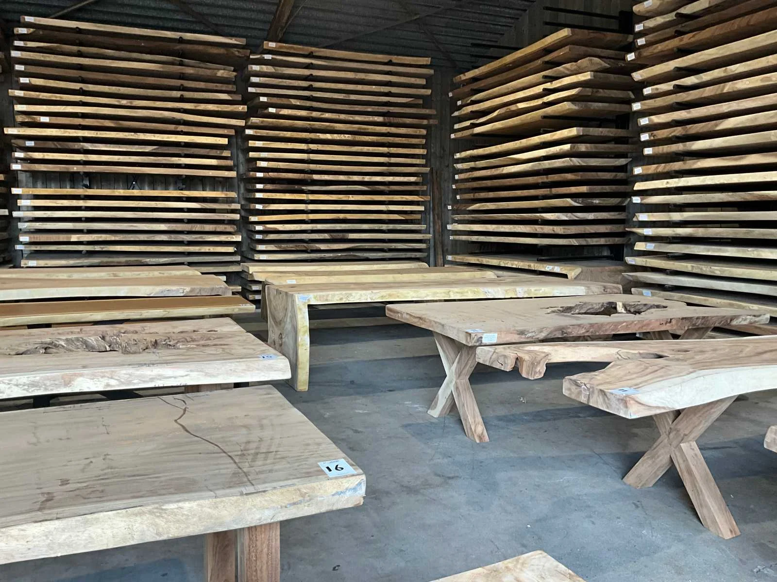 Wegens bedrijfsbeëindiging houten tafels en hardhout.