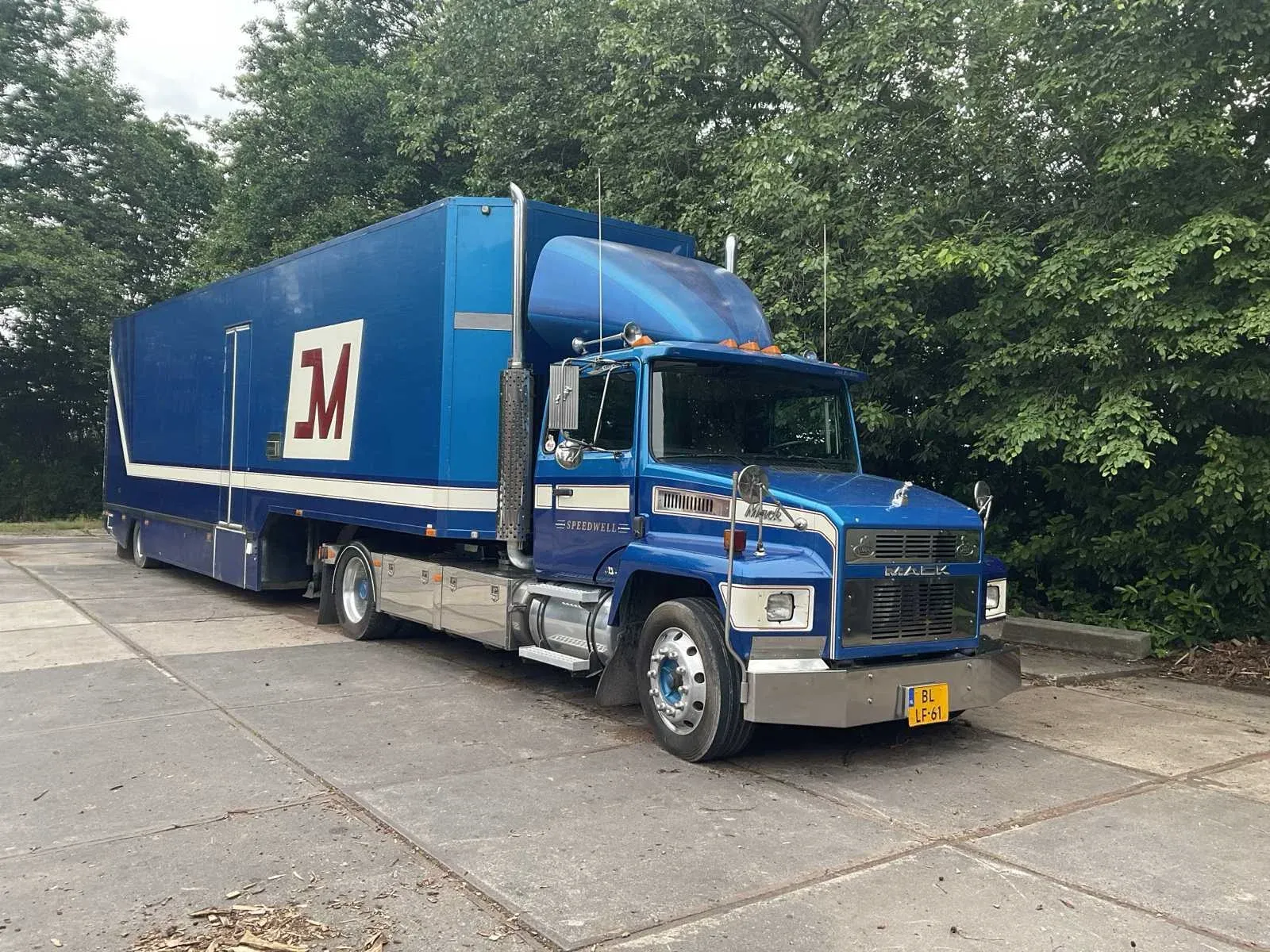 Wegens bedrijfsbeeindiging vrachtwagen en materialen
