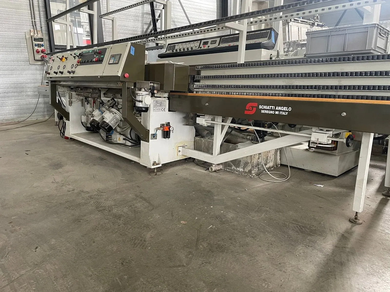Wegens herhuisvesting glasbewerkingsmachines