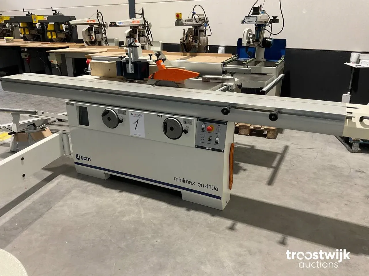 Wegens herorganisatie, houtbewerkingsmachines, gereedschappen en afzuiginstallatie
