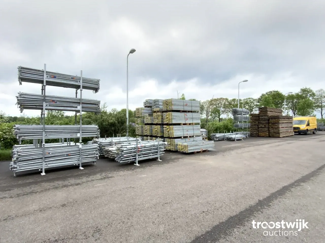 Wegens herorganisatie, houtbewerkingsmachines, gereedschappen, vorkheftruck