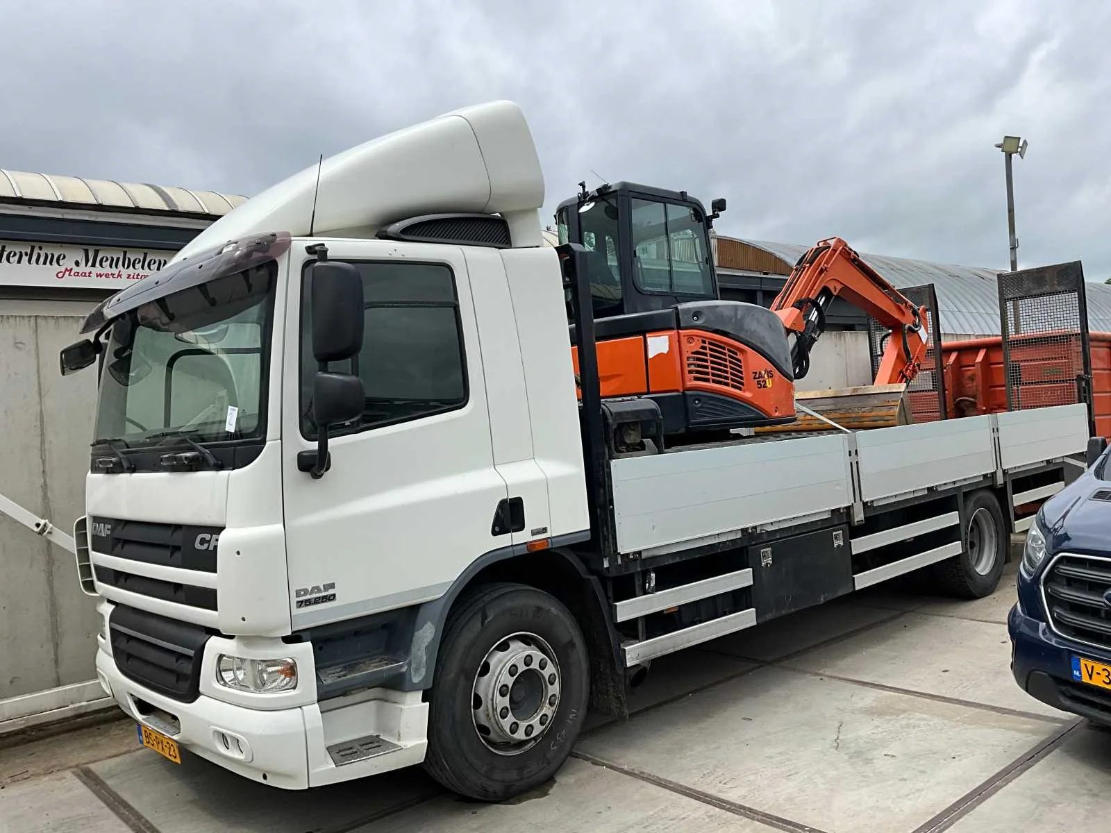 Wegens herorganisatie, vrachtwagens, midi graver, houtbewerkingsmachines en bouwmaterialen