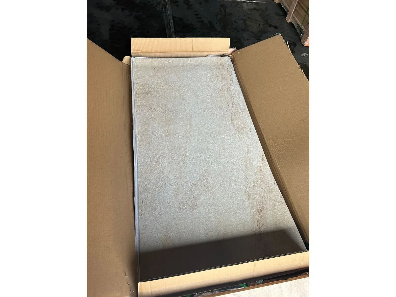 Wegens opruiming magazijn pallets vloer,-wand en gevelbekleding