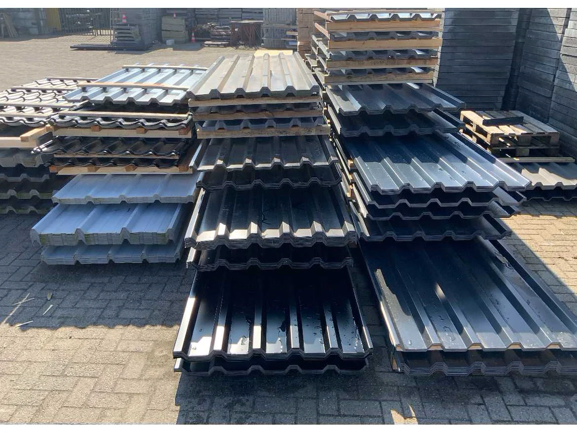 Wegens overstock diverse dakplaten en houtvoorraden