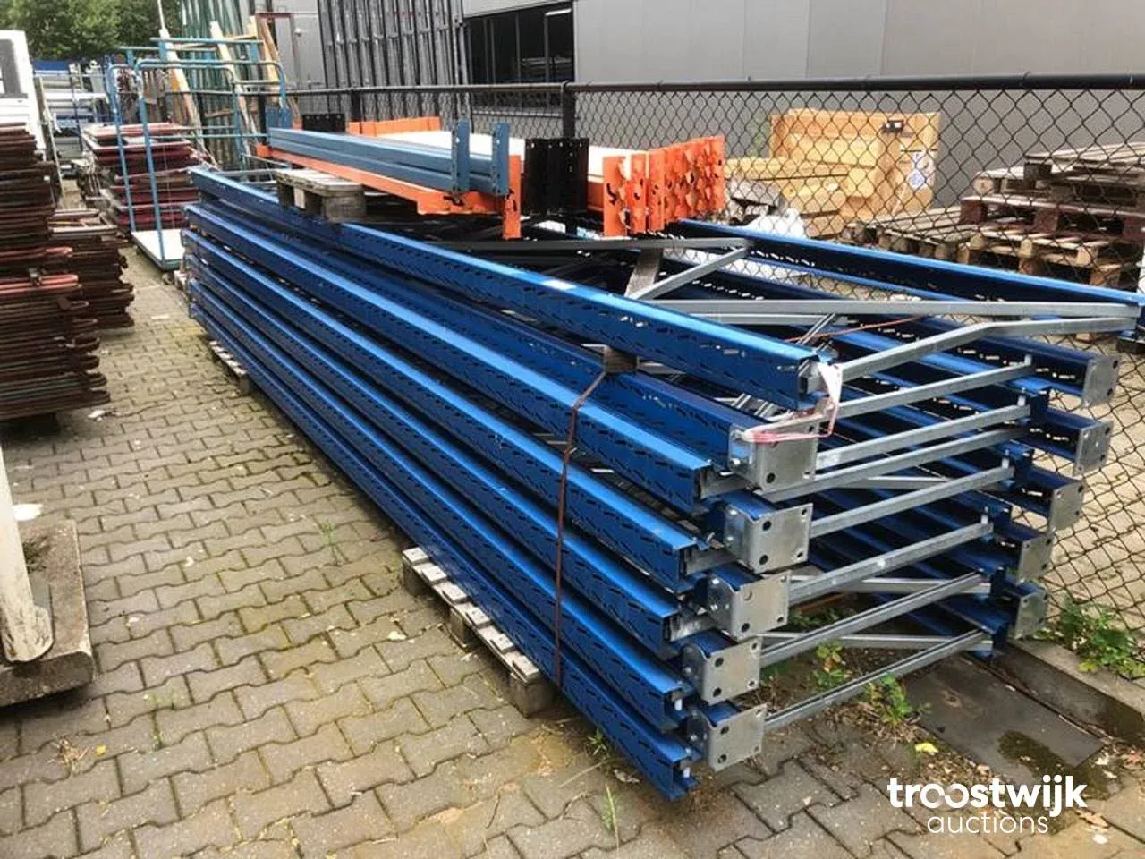 Wegens overtollige voorraden, bouwmaterialen gereedschappen en tuinmeubelen