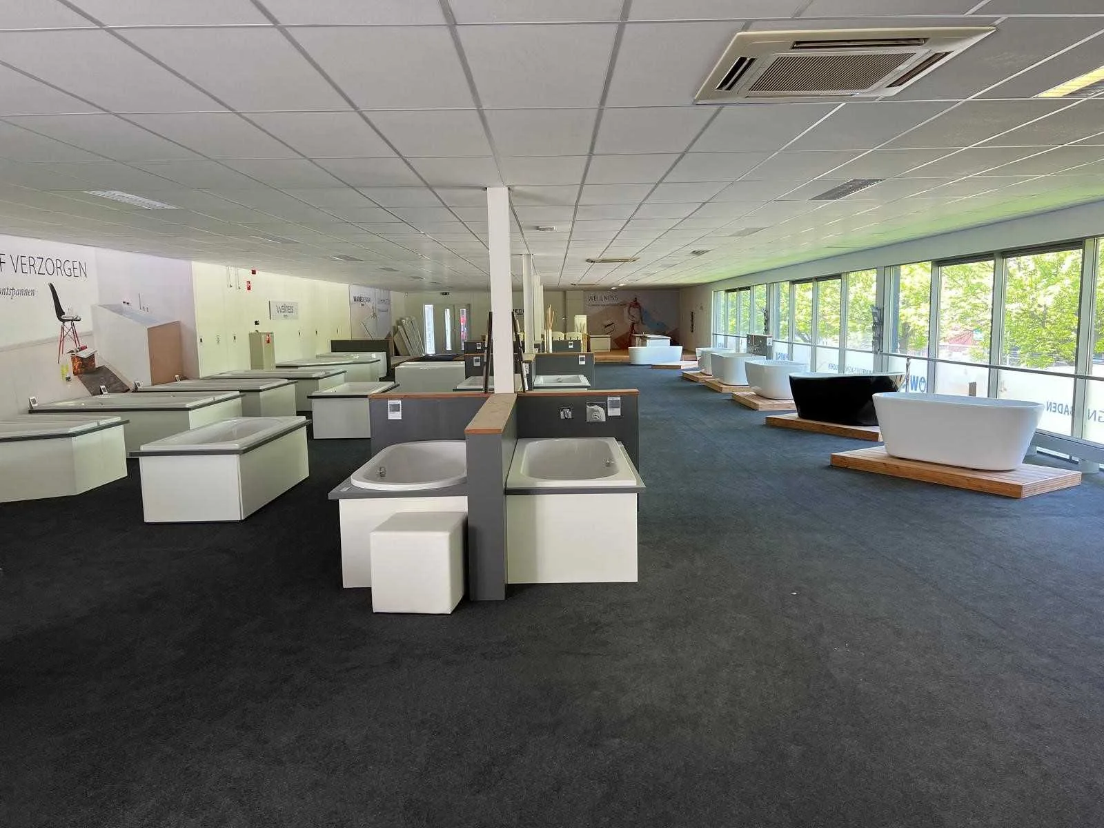 Wegens showroomvernieuwing, divers sanitair.