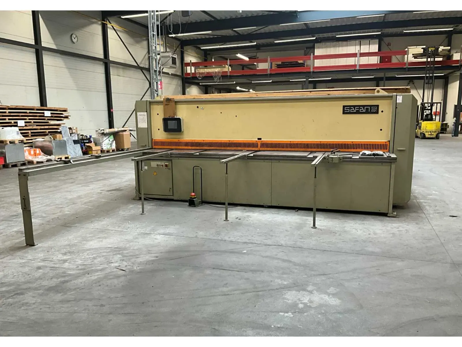 Wegens verhuizing, metaalbewerkingsmachines, vorkheftruck, steigers en isolatiemateriaal