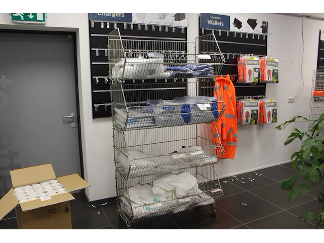 Wegwerpoveralls diverse uitvoeringen en merken, incl. draadmanden - afbeelding 1 van  4