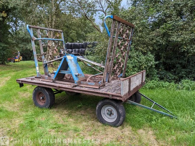Weidesleep met landbouwwagen - afbeelding 1 van  23