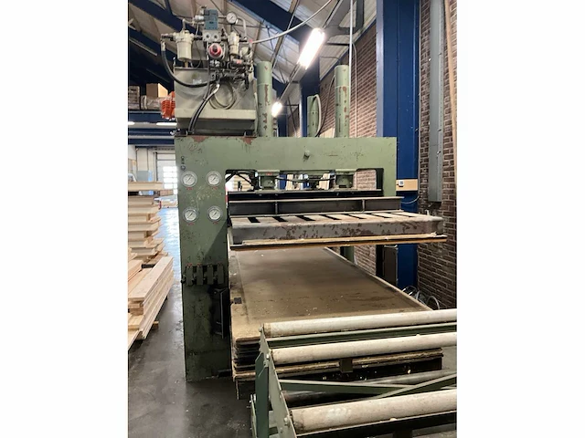 Wemhoner hydraulische pers met 2 rollenbanen - afbeelding 10 van  26