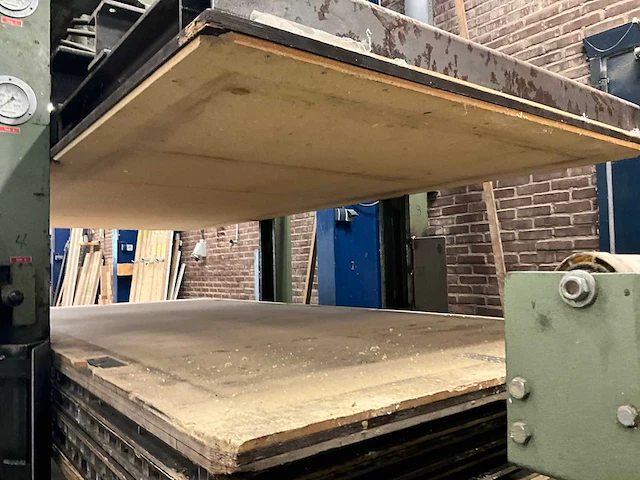Wemhoner hydraulische pers met 2 rollenbanen - afbeelding 11 van  26
