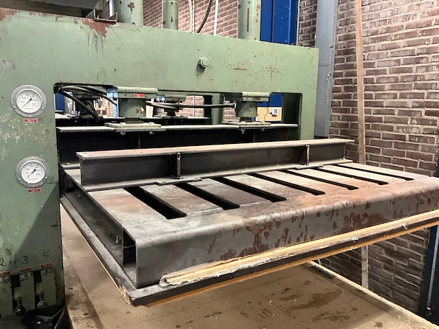 Wemhoner hydraulische pers met 2 rollenbanen - afbeelding 12 van  26