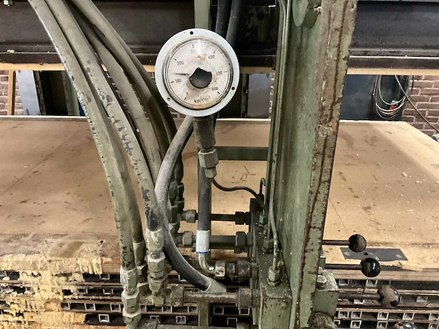 Wemhoner hydraulische pers met 2 rollenbanen - afbeelding 16 van  26