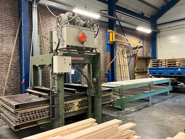 Wemhoner hydraulische pers met 2 rollenbanen - afbeelding 1 van  26