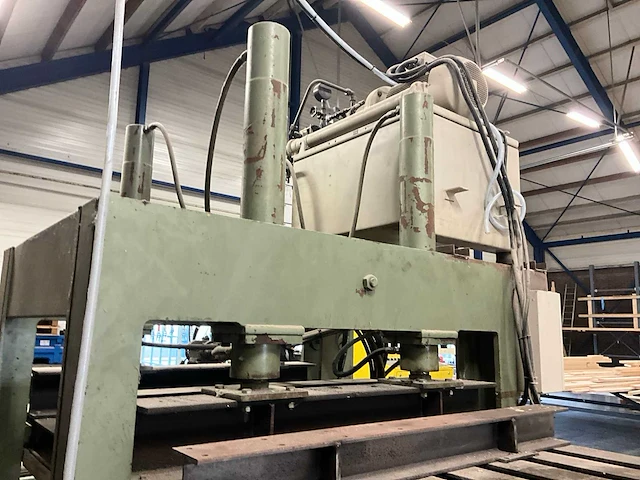 Wemhoner hydraulische pers met 2 rollenbanen - afbeelding 20 van  26