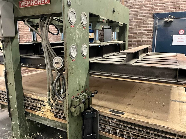 Wemhoner hydraulische pers met 2 rollenbanen - afbeelding 21 van  26