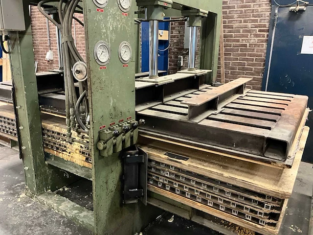 Wemhoner hydraulische pers met 2 rollenbanen - afbeelding 22 van  26