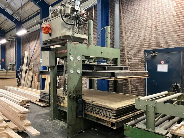 Wemhoner hydraulische pers met 2 rollenbanen - afbeelding 2 van  26