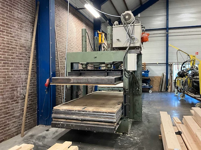 Wemhoner hydraulische pers met 2 rollenbanen - afbeelding 4 van  26