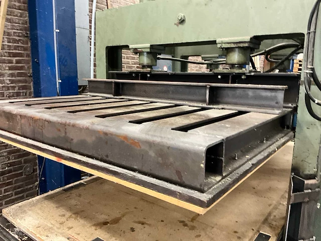 Wemhoner hydraulische pers met 2 rollenbanen - afbeelding 11 van  26
