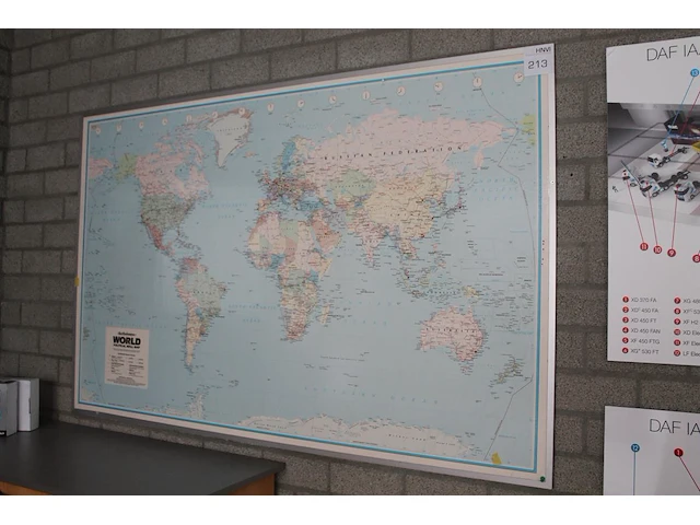 Wereldkaart in lijst. afmeting 158 x 102 cm. - afbeelding 1 van  1