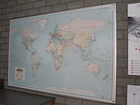 Wereldkaart in lijst. afmeting 158 x 102 cm. - afbeelding 1 van  1