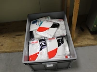 Wergwerpoveralls in grote kunststof krat. - afbeelding 1 van  2