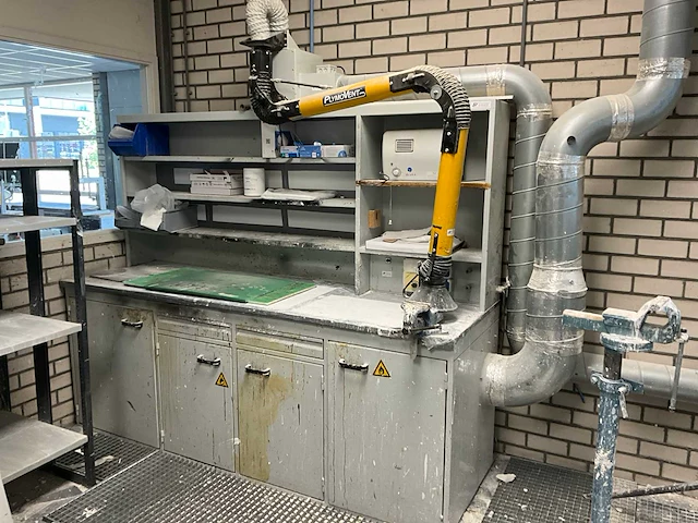 Werkbank 245x80x190cm v.v. plymovent (gas)dampafzuiging en afzuigunit - afbeelding 1 van  10