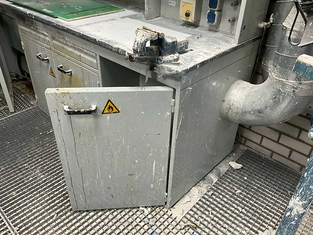 Werkbank 245x80x190cm v.v. plymovent (gas)dampafzuiging en afzuigunit - afbeelding 9 van  10