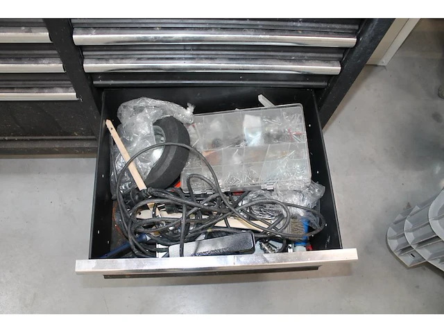 Werkbank hbm gevuld met diverse bevestigingsmaterialen en gereedschap. - afbeelding 2 van  10