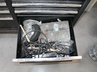 Werkbank hbm gevuld met diverse bevestigingsmaterialen en gereedschap. - afbeelding 2 van  10