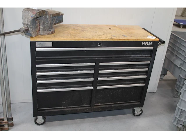 Werkbank hbm gevuld met diverse bevestigingsmaterialen en gereedschap. - afbeelding 1 van  10