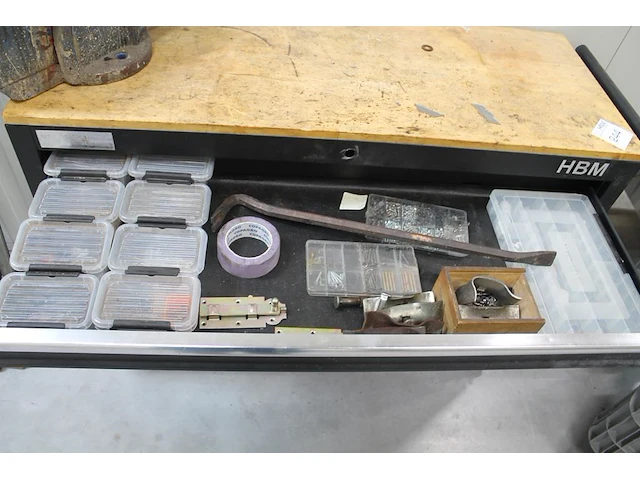 Werkbank hbm gevuld met diverse bevestigingsmaterialen en gereedschap. - afbeelding 3 van  10