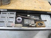Werkbank hbm gevuld met diverse bevestigingsmaterialen en gereedschap. - afbeelding 3 van  10