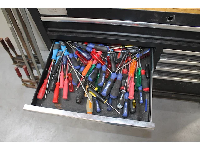 Werkbank hbm gevuld met diverse bevestigingsmaterialen en gereedschap. - afbeelding 4 van  10