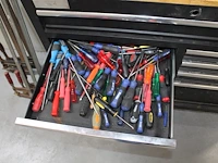 Werkbank hbm gevuld met diverse bevestigingsmaterialen en gereedschap. - afbeelding 4 van  10