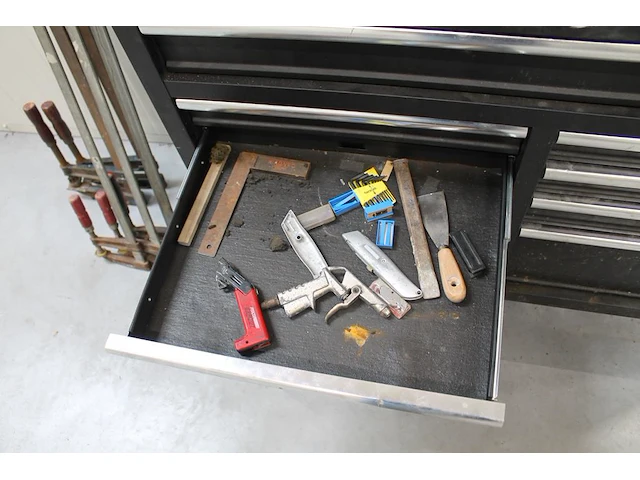 Werkbank hbm gevuld met diverse bevestigingsmaterialen en gereedschap. - afbeelding 5 van  10