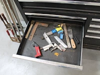 Werkbank hbm gevuld met diverse bevestigingsmaterialen en gereedschap. - afbeelding 5 van  10