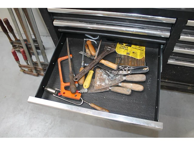 Werkbank hbm gevuld met diverse bevestigingsmaterialen en gereedschap. - afbeelding 6 van  10