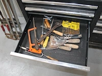 Werkbank hbm gevuld met diverse bevestigingsmaterialen en gereedschap. - afbeelding 6 van  10