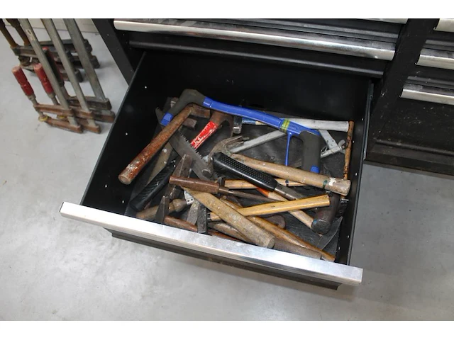 Werkbank hbm gevuld met diverse bevestigingsmaterialen en gereedschap. - afbeelding 7 van  10